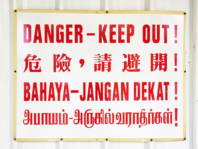 Biển hiệu ở Malaysia có thể dùng tới 4 thứ tiếng. Người dân địa phương thậm chí còn sử dụng những câu giao tiếp với sự pha trộn từ vựng của nhiều ngôn ngữ khác nhau.