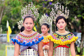 Việc ợ hơi sau khi ăn được chấp nhận và là một điều bình thường khi dùng bữa ở Malaysia. Bạn không được phép đi giày vào nhà, vào nhà thờ Hồi giáo, chùa, vì thể hiện sự thiếu tôn trọng. Người Malaysia luôn dùng tay phải để ăn, vì bàn tay trái trong văn hóa Malaysia thường dành riêng cho các hoạt động liên quan đến vệ sinh thân thể.