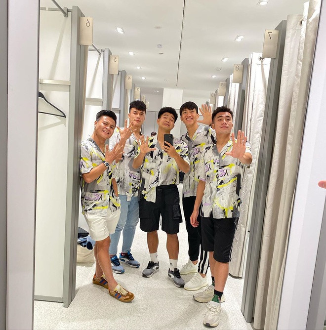 Trong đợt tập huấn tại Hàn Quốc chuẩn bị choVCK U23 châu Á, Đoàn Văn Hậu vắng mặt vì đang thi đấu cho CLB Heerenven (Hà Lan). Dân mạng đùa rằng nhóm hài 5 ngón tay đã nhanh chóng kết nạp thêm thành viên mới là cầu thủ Bùi Hoàng Việt Anh - tân binh sinh năm 1999 lần đầu được HLV Park Hang-seo gọi lên tuyển.