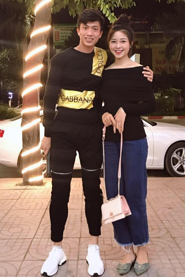 Văn Đức và Nhật Linh công khai hẹn hò từ đầu tháng 9 năm nay. Đôi trẻ thường xuyên chia sẻ ảnh chụp cùng nhau và dành lời ngọt ngào khi nói về nửa kia trên mạng xã hội. Vợ sắp cưới của Văn Đức tốt nghiệp chuyên ngành Sư phạm Giáo dục Mầm non của Cao đẳng Sư phạm Nghệ An và hiện làm công việc chuyên viên trang điểm.