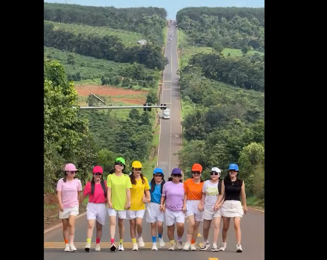 Thông tin mới về nhóm phụ nữ dàn hàng ngang quay clip giữa đường Thong tin moi ve nhom phu nu dan hang ngang quay clip giua duong