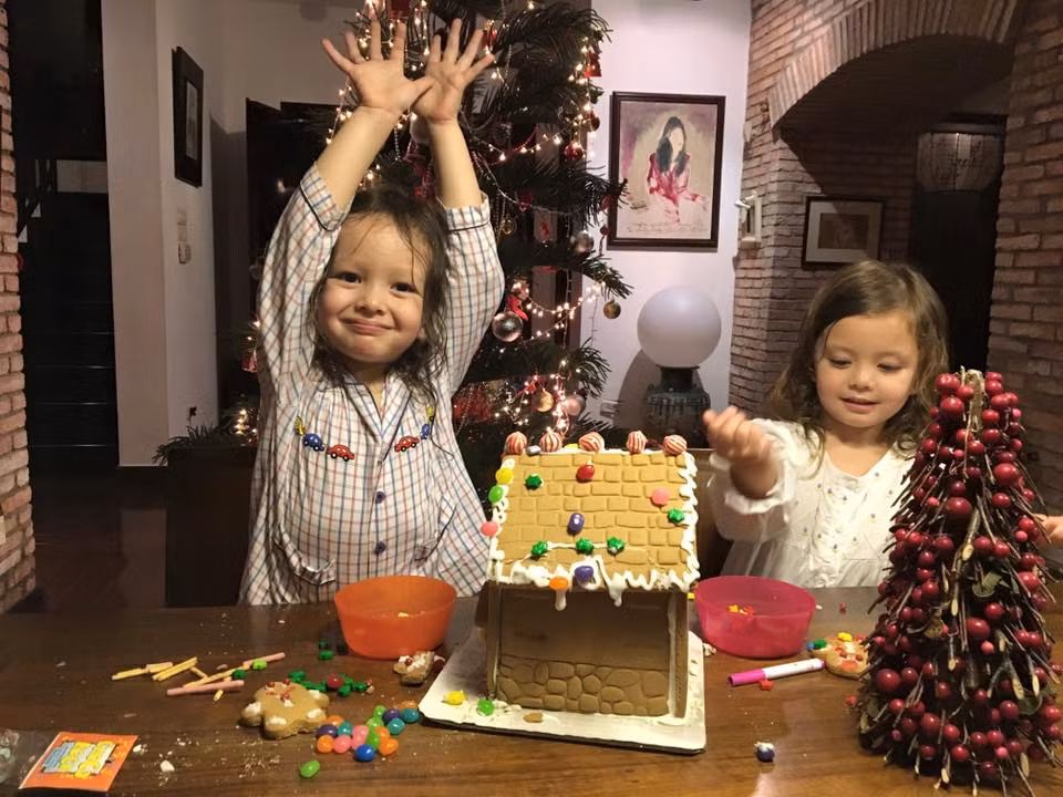 Cặp song sinh Tôm Tép nhà ca sĩ Hồng Nhung cũng rất háo hức với các hoạt động trang trí đón giáng sinh 2015.