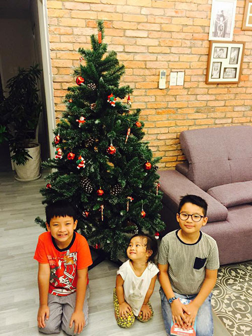 Hai anh em bé Tê Giác con trai ca sĩ Hoàng Bách năm nay cũng đã có thể tự trang trí cây thông đón Noel.