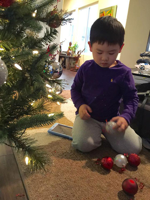 Con trai Bằng Kiều vui vẻ chờ đón Noel tại Mỹ.