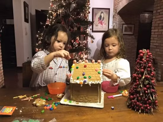 Đặc biệt cặp đôi còn tự tay làm ngôi nhà Noel từ bánh quy và những viên kẹo nhiều màu sắc.