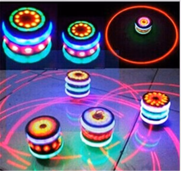 Cũng liên quan tới tác hại của tia laser đồ chơi TS Lê Thị Quỳnh Anh, Khoa Vật lý Trường Đại học Khoa học Tự nhiên TPHCM cho biết :" Một số đèn laser đồ chơi có công suất lớn thì có thể làm tổn thương võng mạc nhanh chóng hoặc nặng hơn là gây mù mắt. Thậm chí hiện nay một số loại đèn laser hồng ngoại có thể làm thủng võng mạc của mắt ngay lập tức".