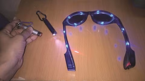 Theo các chuyên gia Y tế bản chất, laser là sự khuếch đại ánh sáng bằng phát xạ kích thích bức xạ. Nó có khả năng đi xuyên qua khoảng cách hàng ngàn dặm và thậm chí xuyên qua các vật rắn.