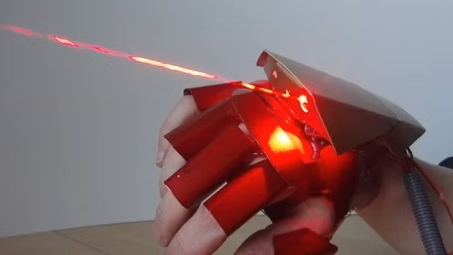 Không giống như ánh sáng thông thường, tia laser có cường độ năng lượng mạnh mẽ. Vì thế nó có thể gây bỏng võng mạc.