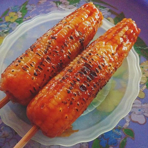 Món ngô nướng mật ong bơ rất ngọt, từng hạt ngô sau khi nướng chín căng mọng béo vàng. Món này rất phù hợp cho bé yêu thưởng thức.