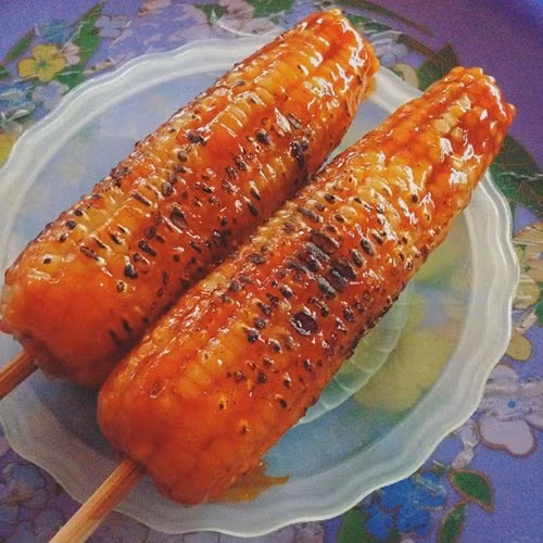 Món ngô nướng mật ong bơ rất ngọt, từng hạt ngô sau khi nướng chín căng mọng béo vàng. Món này rất phù hợp cho bé yêu thưởng thức.