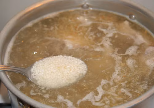 Song song với thời gian chế biến lươn người ta cũng nấu cháo với sườn lợn. Cháo được ninh từ từ trên bếp lửa nhỏ để cháo quánh dẻo, chín kĩ không bị vón cục.