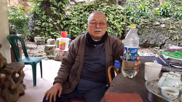 Để có được 600 lít tinh dầu cổ am quý hiếm phục vụ cho việc ướp xác, ông phải đi nhiều tỉnh để thu mua từng ít một.