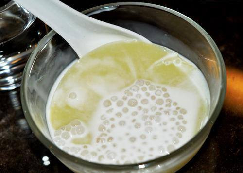 Chè nóng bánh trôi tàu Hàng Điếu cũng là quán chè ngon nên ghé qua những ngày đông này. Theo tiết lộ của dân nghiền chè nóng thì tại quán này, tất cả các món đều do cô chủ tự tay làm từ chân trâu tới những chiếc bánh trôi bánh chay trắng tròn ngon mắt.