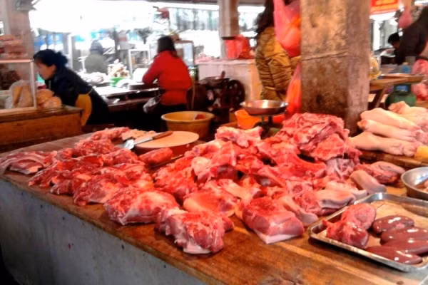 Thịt ôi có thể biến thành thịt tươi nhờ... phân bón. (Ảnh minh họa)