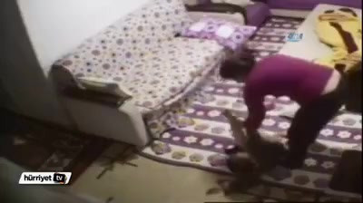 Hình ảnh người mẹ kế đánh con riêng của chồng khiến dân mạng vô cùng phẫn nộ. (Ảnh cắt từ clip)