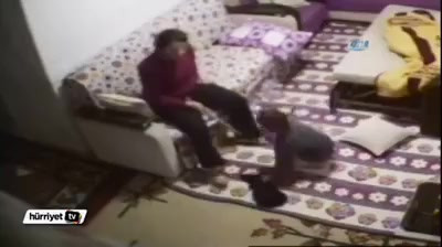 Hình ảnh người mẹ kế đánh con riêng của chồng khiến dân mạng vô cùng phẫn nộ. (Ảnh cắt từ clip)