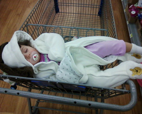 Bé ngủ gật ngay trên xe đẩy mua hàng siêu thị, mặc kệ mọi người mua sắm, cười nói xung quanh