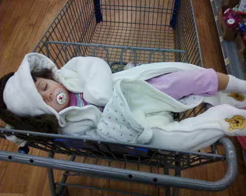 Bé ngủ gật ngay trên xe đẩy mua hàng siêu thị, mặc kệ mọi người mua sắm, cười nói xung quanh