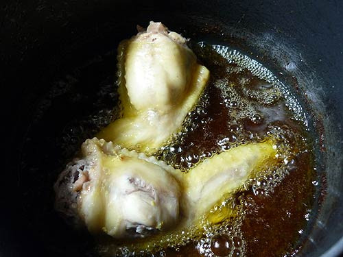 Để làm cánh gà nhồi thịt chiên đầu tiên bạn cũng phải làm sạch cánh gà và rút bỏ xương. Khi đã làm xong phần cánh gà thì cho mộc nhĩ ngâm nở, băm nhỏ. Trộn mộc nhĩ cùng thịt xay, hạt nêm, hạt tiêu cho vừa miệng rồi nhồi vào cánh gà . Tiếp tục cho cánh gà vào hấp chín khoảng 70% rồi lấy ra để chiên vàng đều 2 mặt.