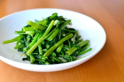 Ngoài những trường hợp trên, rau muống nên được sử dụng hàng tuần trong các bữa ăn vì loài rau này có nhiều tác dụng trị bệnh như hỗ trợ điều trị bệnh tiểu đường, trị mụn nhọt, chữa đau dạ dày, giảm sốt cao, khó thở, trị bệnh nóng nhiệt, ra nhiều mồ hôi cho trẻ nhỏ, giúp nhuận tràng, chữa rôm sảy, mẩn ngứa, chữa tiểu ra nước đục.