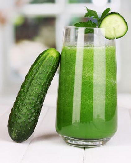 Dưa chuột sữa chua bạc hà: Để làm món này bạn hãy bổ đôi 2 quả dưa chuột, nạo bỏ hạt, sau đó xay kỹ bằng máy xay sinh tố. Đổ hỗ hợp dưa chuột ra cốc, cho thêm 1 hộp sữa chua và vài lá bạc hà vào đảo đều là được.