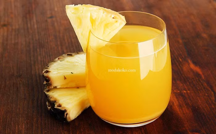 Nước ép dứa: Với loại đồ uống này bạn có thể pha kết hợp giữa ¾ ly nước dứa ép với ¼ ly sữa tách kem và 4-5 cục đá. Sau đó hãy cho thêm 1 muỗng cà phê đường và trộn đều trong máy xay sinh tố và uống lạnh.