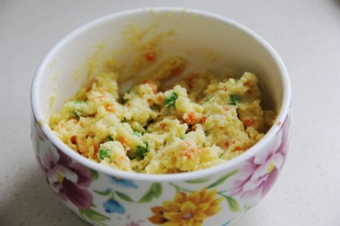 Khoai tây trộn rất ngon dễ ăn và phù hợp với người phải kiêng khem. Khoai tây vốn là một thực phẩm kiềm tính, giàu muối kali. Trong thành phần hóa học của khoai tây hầu như không có nhân purin, nên rất tốt cho người bị gút.