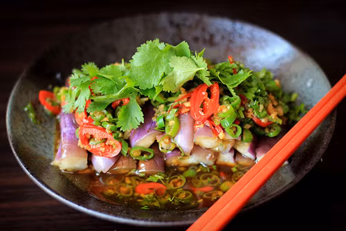 Salat cà chua, cà tím: Cà tím và cà chua là thực phẩm chứa lượng purine thấp. Bạn thể làm món salad cà chua, cà tím và một chút pho mát giúp trung hòa acid uric rất tốt cho người bệnh. 