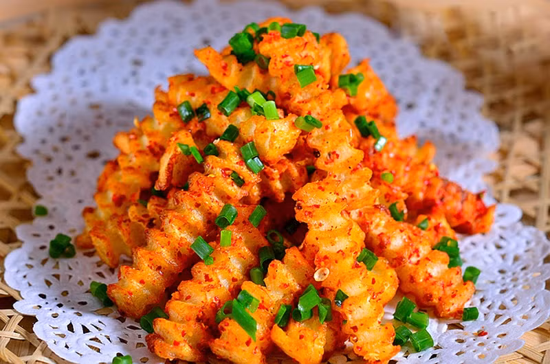 Ngoài ra món khoai tây rán vàng rồi trộn với xì dầu, chút muối và gia vị, ăn trong ngày. Món ăn này rất tốt trong trường hợp bệnh gút tái phát đau trở lại.