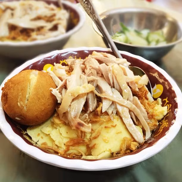 Xôi Yến Nguyễn Hữu Huân cũng là điểm đến nổi tiếng và đông khách ở Hà Nội. Một phần xôi ở quán khá đầy đặn. Miếng xôi căng mọng, dẻo quánh nhưng không hề nhão. Những món ăn kèm như sườn, gà xào nấm, chả, trứng... đều rất ngon và có hương vị riêng.