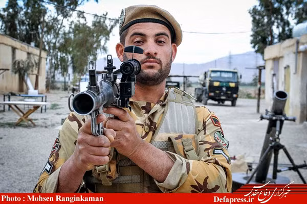 Người lính này vác trên vai khẩu súng chống tăng RPG-7 nhưng do Iran sản xuất, đằng sau anh ta là khẩu cối 120mm.