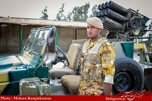 Trong ảnh là binh sĩ của Lữ đoàn biệt kích 35 đứng cạnh xe chiến thuật Safir trang bị bệ pháo phản lực phóng loạt 107mm 12 nòng. Đáng lưu ý, loại vũ khí này từng được Quân đội Iran chuyển giao cho Iraq để chống lại phiến quân IS.