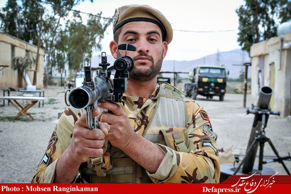 Người lính này vác trên vai khẩu súng chống tăng RPG-7 nhưng do Iran sản xuất, đằng sau anh ta là khẩu cối 120mm.