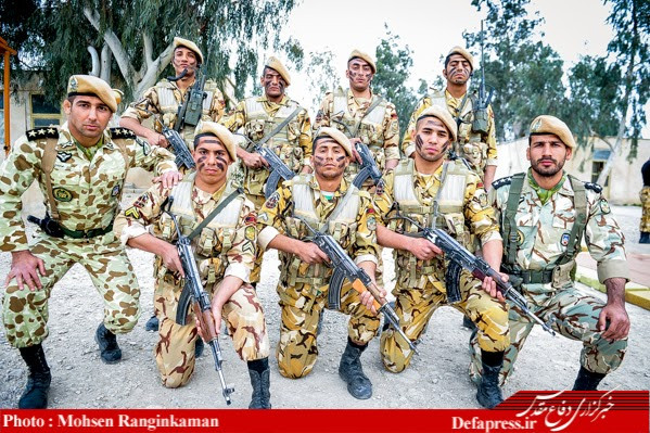 Trang bị tiêu chuẩn của tiểu đội là súng trường tiến công kiểu AK, chỉ huy toán lính mặc quân phục camo BDU.