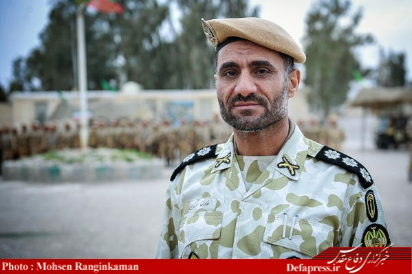 Tư lệnh Lữ đoàn biệt kích 35 mang hàm đại tá, mặc quân phục camo BDU.