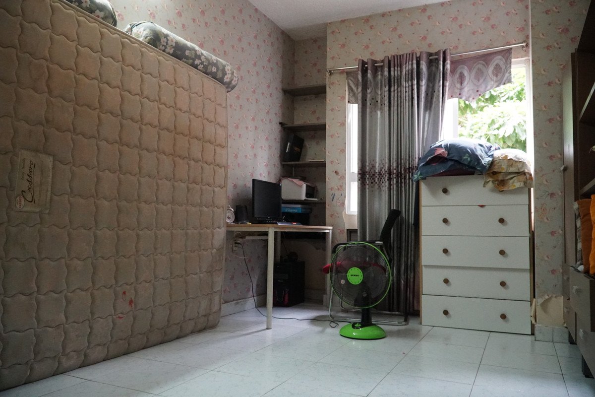 Riêng phòng ngủ trong căn hộ của gia đình anh Cường khá hẹp nên anh đã sử dụng đệm ngủ để tiết kiệm diện tích.