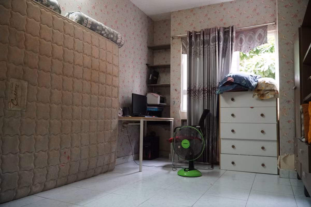 Riêng phòng ngủ trong căn hộ của gia đình anh Cường khá hẹp nên anh đã sử dụng đệm ngủ để tiết kiệm diện tích.