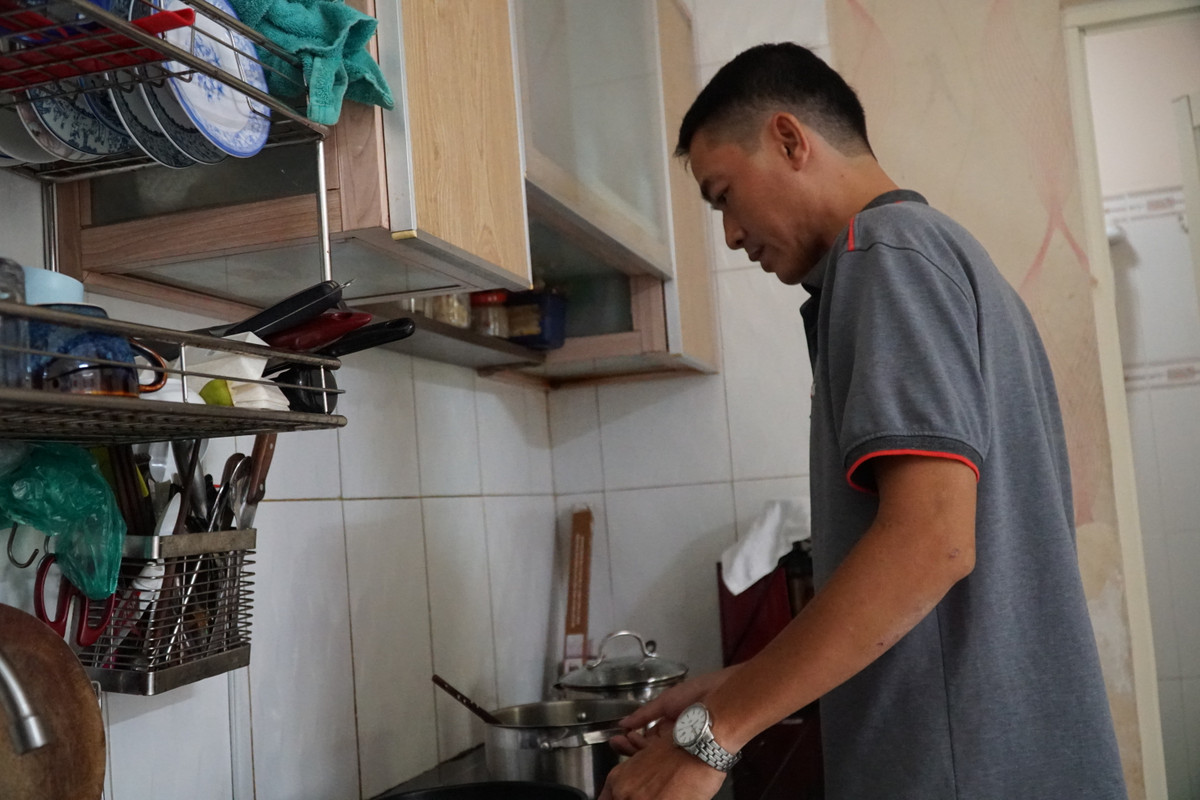 “Lúc tôi mua vợ chồng tôi mới mới chỉ có cậu con trai đầu lòng, bây giờ đã sinh thêm một cô con gái. Theo quan điểm của tôi thì căn hộ nhỏ, nhưng nếu biết bố trí đồ đạc khoa học thì vẫn có thể sống vô tư”, anh Cường chia sẻ. Cuối tháng 4-2010, Công ty địa ốc Đất Lành giới thiệu căn hộ mẫu loại 40m2 dành cho hai người và 20m2 dành cho một người kèm theo bài toán trả góp 2-4 triệu đồng mỗi tháng, tương đương giá khởi điểm từ 300 triệu đồng một căn. Căn hộ mẫu 20-40 m2 đã được xây dựng để mọi người tham quan, đóng góp ý kiến. Tuy nhiên, dự án thí điểm này đã bị Sở Xây dựng TP HCM "tuýt còi" vì chưa phù hợp với các quy định trong Luật Nhà ở và tiêu chuẩn xây dựng hiện hành, dễ gây ngộ nhận là công ty đang bán căn hộ 20m2. Sở Xây dựng đã đề nghị Công ty Đất Lành xác nhận và khẳng định rõ mô hình nghiên cứu căn hộ có diện tích 20m2 cho một người nhằm phục vụ cho việc lấy ý kiến xã hội. Đây chỉ là công tác nghiên cứu thị trường để qua đó đề xuất với cấp thẩm quyền về diện tích căn hộ, chứ không phải sản phẩm được phê duyệt bán ra thị trường nhằm tránh gây hiểu nhầm cho khách hàng.