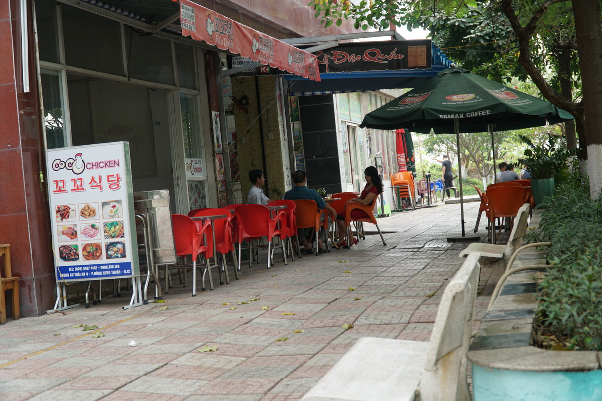 Các block đều có các cửa hàng tạp hóa, cà phê... phục vụ nhu cầu của người dân.