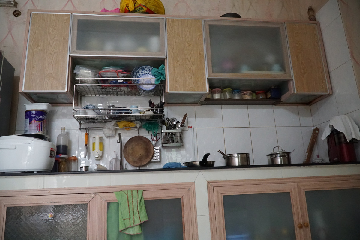 Phòng khách và bếp của căn hộ anh Cường không lớn và được sắp xếp bằng cách tận dụng không gian của tường để có chỗ sinh hoạt cho gia đình.