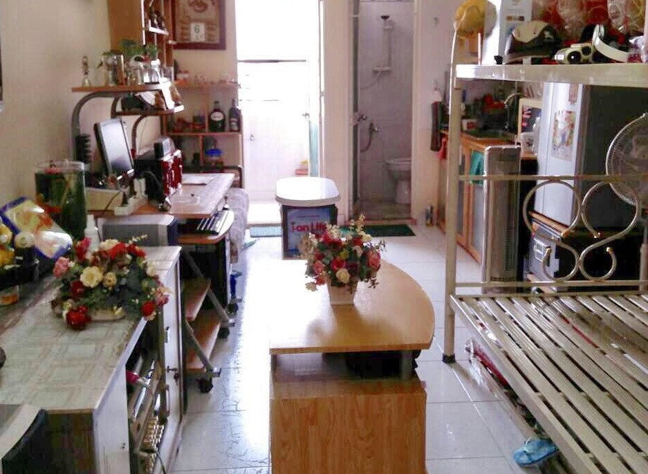 Bên trong một căn hộ 22m2 đồ đạc khá nhiều nên chủ căn hộ tận dụng mọi khoảng trống để sắp xếp.