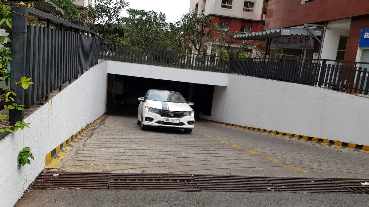 Toàn bộ cụm chung cư có 2 hầm để ô tô và xe máy khá rộng.