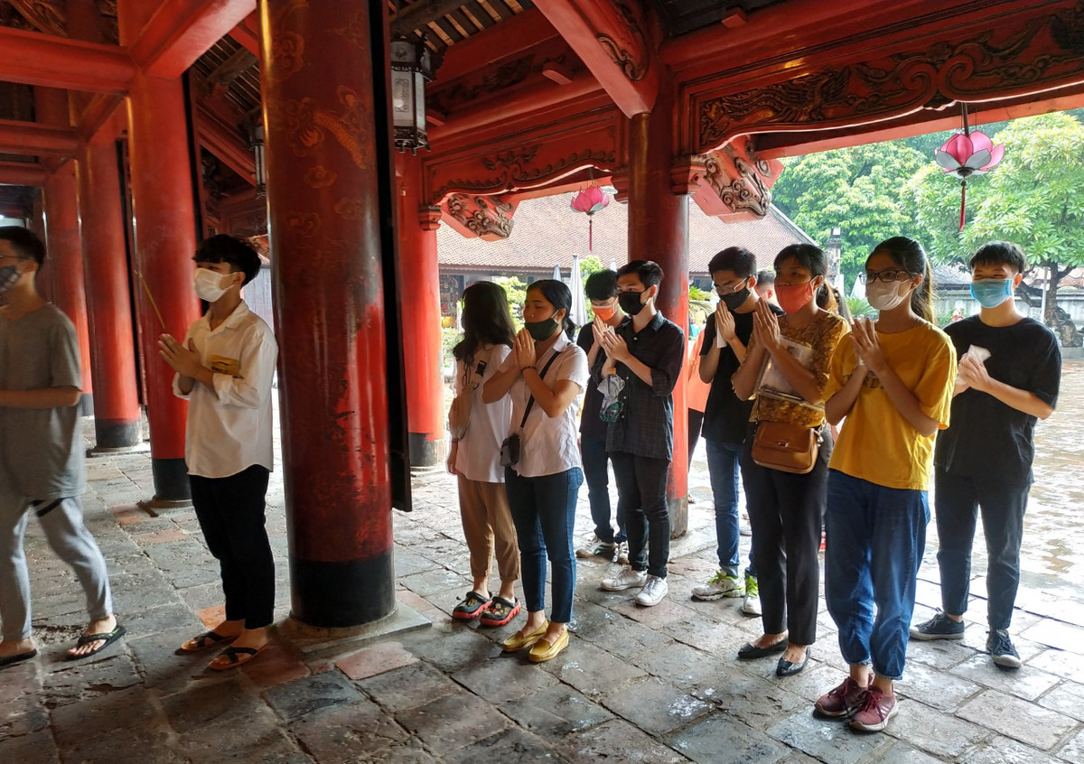 Trái ngược với những cách “cầu may” bằng cách xoa đầu rùa đá, xoa mặt bia như suy nghĩ lệch lạc của các sĩ tử thời nay, sĩ tử xưa chỉ đứng xem đọc các tấm bia Tiến sĩ để cảm nhận, suy ngẫm ý nghĩa, thông điệp tinh thần mà người xưa gửi gắm, từ đó nỗ lực vươn lên noi theo gương các bậc tiền nhân.