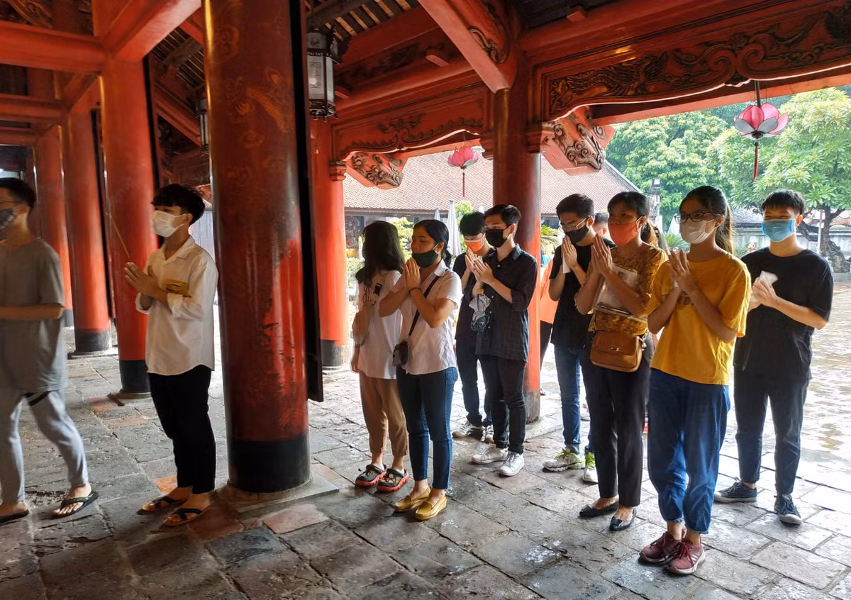 Trái ngược với những cách “cầu may” bằng cách xoa đầu rùa đá, xoa mặt bia như suy nghĩ lệch lạc của các sĩ tử thời nay, sĩ tử xưa chỉ đứng xem đọc các tấm bia Tiến sĩ để cảm nhận, suy ngẫm ý nghĩa, thông điệp tinh thần mà người xưa gửi gắm, từ đó nỗ lực vươn lên noi theo gương các bậc tiền nhân.