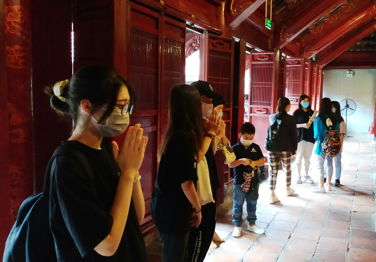 Các em đến đây đều có chung cầu nguyện vượt qua kỳ thi tốt nghiệp THPT đang chờ đón vào ngày 9-10/8 tới đây.