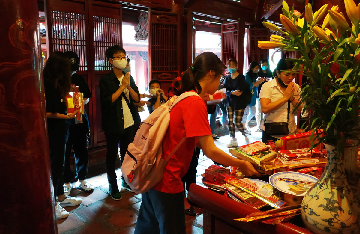 Kỳ thi tốt nghiệp THPT năm nay diễn ra đúng mùa dịch COVID-19 và dự báo sẽ gặp nhiều khó khăn từ khâu tổ chức lẫn khâu coi thi, các thi sinh thi cũng phải tuân thủ các biện pháp an toàn do Hội đồng thi đưa ra.