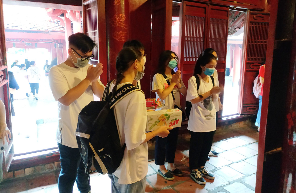 Hầu hết những nhóm học sinh đi cùng nhau đều học trung lớp và đến Văn Miếu cùng chung mục tiêu là cầu thi tốt trong kỳ thi sắp tới.