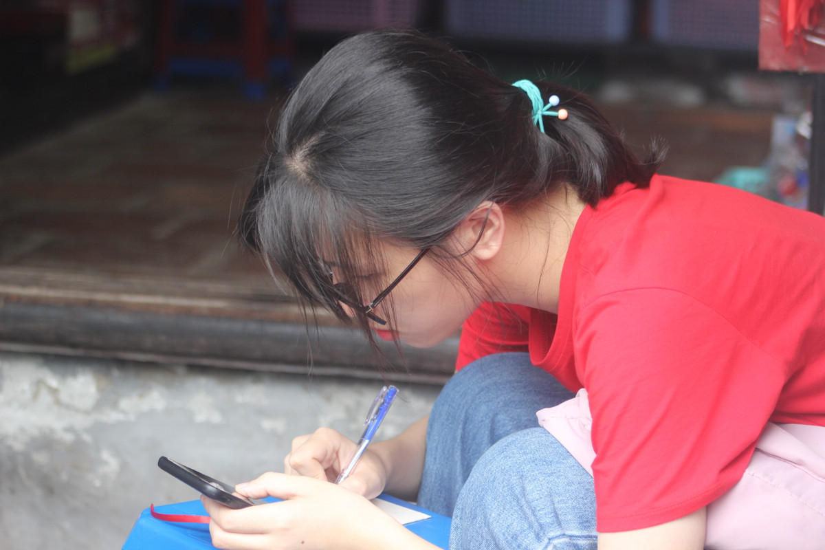 Phụ huynh mang theo giấy ghi tên thí sinh, khi hành lễ kính cẩn kêu thật to tên con mình. Nhiều em học sinh đi theo nhóm, đến nơi cũng mang theo giấy thi, viết thêm nguyện vọng vào giấy trước khi vào thắp hương để cầu may mắn.