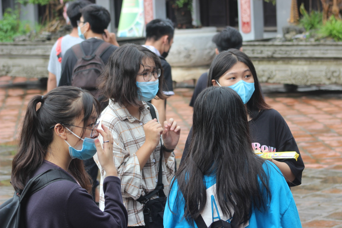 Tất cả khách vào khu tham quan, chiêm bái đều được đo thân nhiệt, rửa tay diệt khuẩn, bắt buộc 100% phải đeo khẩu trang.