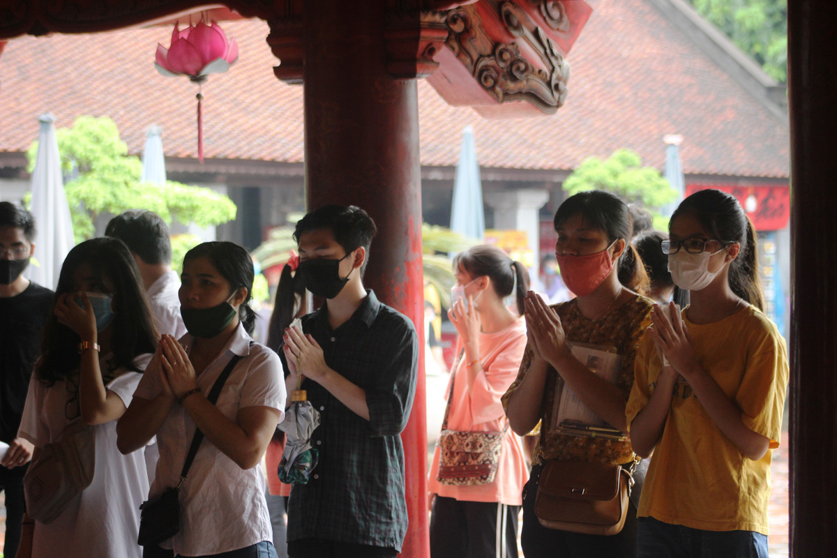 Theo lịch sử ghi chép lại sau khi làm lễ tại Văn Miếu, sĩ tử sẽ ra chiêm bái hàng bia Tiến sĩ, nơi ghi tên những người đỗ đạt qua các kỳ thi trước đó và đọc những dòng chữ trong nội dung văn bia với những lời nhắc nhở, động viên, khuyến khích.